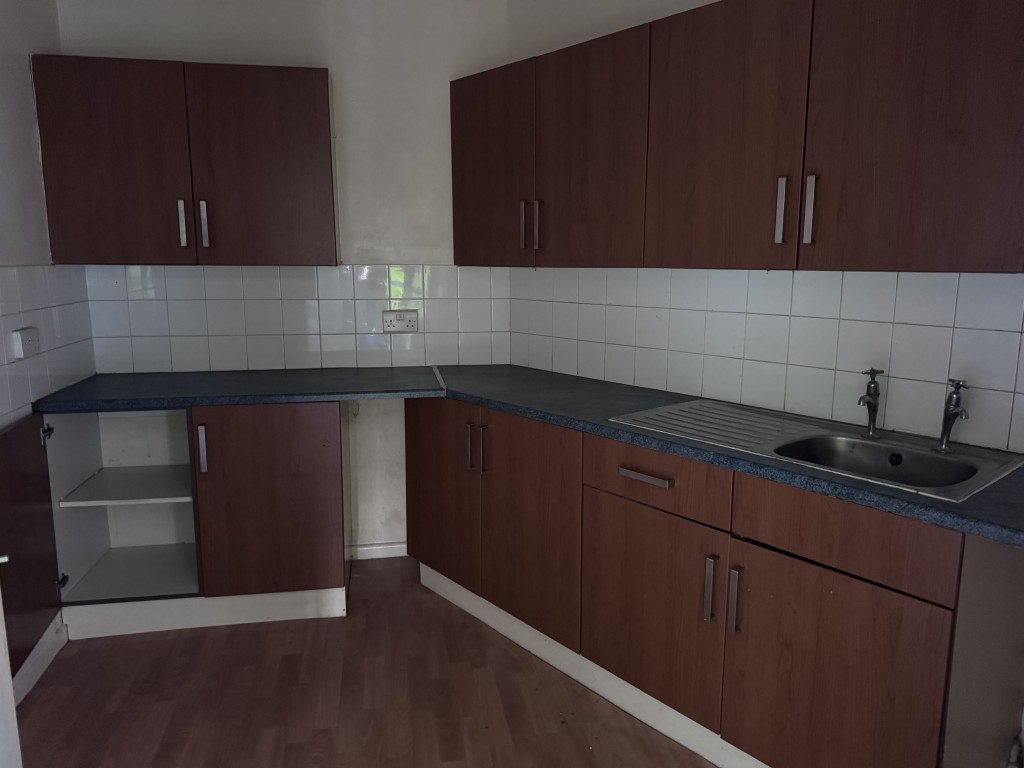 Lot: 9 - TOWN CENTRE BUILDING ARRANGED AS THIRTEEN FLATS IN NEED OF SIGNIFICANT IMPROVEMENT - One of the flats kitchen